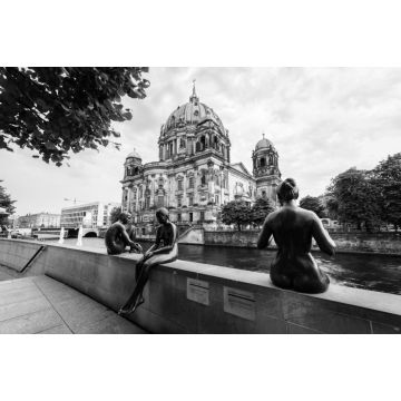 Lais Puzzle - Blick auf 3 Statuen, die am Flussufer sitzen. Land Berlin, Deutschland in schwarz weiß - 2.000 Teile