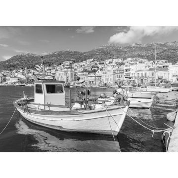 Lais Puzzle - Traditionelles griechisches Boot im Hafen von Samos mit bunten Häusern im Hintergrund, Griechenland in schwarz weiß - 500, 1.000 & 2.000 Teile