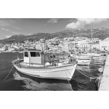 Lais Puzzle - Traditionelles griechisches Boot im Hafen von Samos mit bunten Häusern im Hintergrund, Griechenland in schwarz weiß - 2.000 Teile