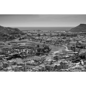 Lais Puzzle - Sardinien, Italien - Panoramablick auf die Stadt Bosa am Fluss Temo mit dem Ferienort Bosa Marina an der Mittelmeerküste vom Hügel der Burg Malaspina aus gesehen in schwarz weiß - 2.000 Teile
