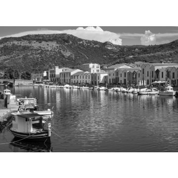 Lais Puzzle - Bosa, Sardinien, Italien - Panoramablick auf die Altstadt von Bosa am Temo-Flussufer mit bunten Mietshäusern und Booten in schwarz weiß - 500, 1.000 & 2.000 Teile