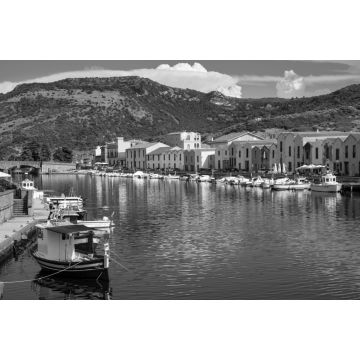 Lais Puzzle - Bosa, Sardinien, Italien - Panoramablick auf die Altstadt von Bosa am Temo-Flussufer mit bunten Mietshäusern und Booten in schwarz weiß - 2.000 Teile