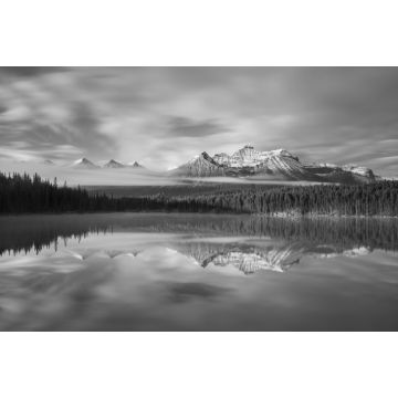 Lais Puzzle - Panorama des Herbert-Sees an einem nebligen Morgen mit Gletscherberg und Spiegelung im Banff-Nationalpark, Kanada Die kanadischen Rockies oder Canadian Rocky Mountains in schwarz weiß - 2.000 Teile