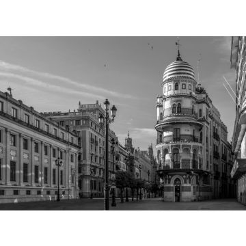 Lais Puzzle - Die 'Avenida de la Constitucion' in Sevilla kurz nach Sonnenaufgang, mit dem schönen 'Confiteria Filella' Turm, der 'Banco de España' und der Kathedrale in schwarz weiß - 500, 1.000 & 2.000 Teile