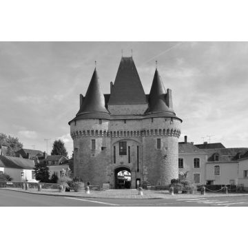 Lais Puzzle - Das befestigte Tor Saint-Julien in La-Ferté-Bernard, einer Gemeinde im Departement Sarthe in der Region Pays de la Loire im Nordwesten Frankreichs in schwarz weiß - 2.000 Teile