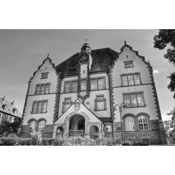 Lais Puzzle - Front side of a german public school, Lohr am Main in schwarz weiß - 2.000 Teile
