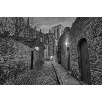 Lais Puzzle - Kleine gepflasterte Gasse in York bei Nacht mit dem berühmten Minster im Hintergrund in schwarz weiß - 2.000 Teile
