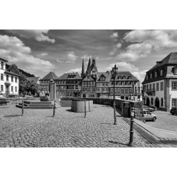 Lais Puzzle - Altstadt von Gelnhausen mit Springbrunnen im Vordergrund, Hessen, Deutschland in schwarz weiß - 2.000 Teile