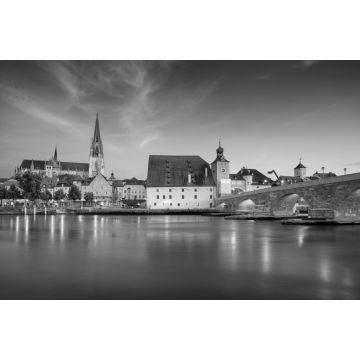 Lais Puzzle - Regensburg, Deutschland. Stadtbild von Regensburg, Deutschland während der blauen Stunde in der Dämmerung in schwarz weiß - 2.000 Teile
