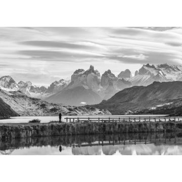 Lais Puzzle - Schöner Panoramablick kleine Menschen stehen am Dock aus dem See mit Cuernos, Horn Berge Spitze mit linsenförmigen Wolke im Herbst, Torres del Paine Nationalpark, Süd-Patagonien, Chile in schwarz weiß - 1.000 Teile