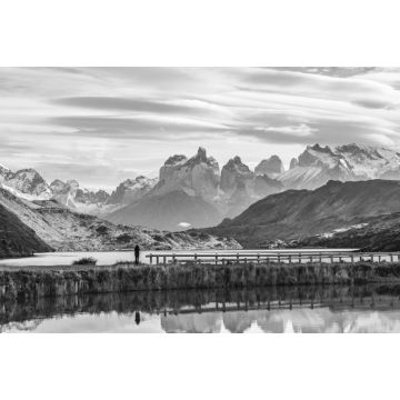 Lais Puzzle - Schöner Panoramablick kleine Menschen stehen am Dock aus dem See mit Cuernos, Horn Berge Spitze mit linsenförmigen Wolke im Herbst, Torres del Paine Nationalpark, Süd-Patagonien, Chile in schwarz weiß - 2.000 Teile