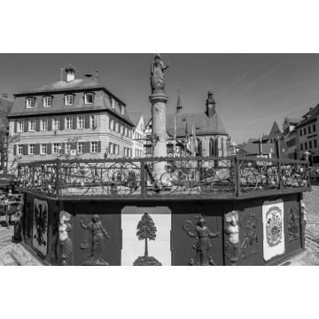 Lais Puzzle - Stadtbrunnen in Feuchtwangen Mittelfranken in schwarz weiß - 2.000 Teile