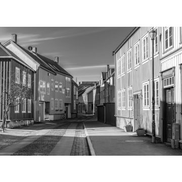Lais Puzzle - Blick auf eine enge Straße im Stadtteil Brygge in Trondheim, Norwegen in schwarz weiß - 500, 1.000 & 2.000 Teile
