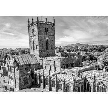 Lais Puzzle - Die Kathedrale von St. Davids, eine religiöse Stätte, in der seit dem 6. Jahrhundert täglich gebetet wird, in der Stadt St. Davids, Pembrokeshire, Wales in schwarz weiß - 500, 1.000 & 2.000 Teile