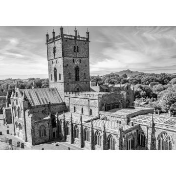 Lais Puzzle - Die Kathedrale von St. Davids, eine religiöse Stätte, in der seit dem 6. Jahrhundert täglich gebetet wird, in der Stadt St. Davids, Pembrokeshire, Wales in schwarz weiß - 1.000 Teile
