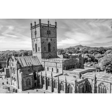 Lais Puzzle - Die Kathedrale von St. Davids, eine religiöse Stätte, in der seit dem 6. Jahrhundert täglich gebetet wird, in der Stadt St. Davids, Pembrokeshire, Wales in schwarz weiß - 2.000 Teile