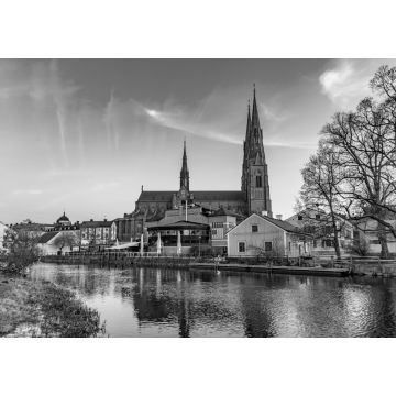 Lais Puzzle - Blick auf die Kathedrale von Uppsala bei Sonnenuntergang mit Spiegelung im Fluss Fyris in Schweden in schwarz weiß - 1.000 Teile