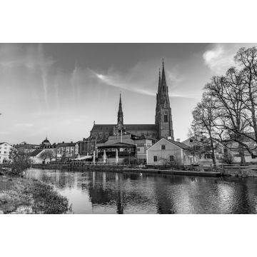 Lais Puzzle - Blick auf die Kathedrale von Uppsala bei Sonnenuntergang mit Spiegelung im Fluss Fyris in Schweden in schwarz weiß - 2.000 Teile