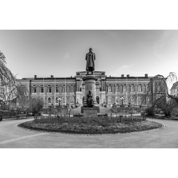 Lais Puzzle - Sonnenuntergangsansicht der Statue von Erik Gustaf Geijer vor der Universität von Uppsala in Schweden in schwarz weiß - 2.000 Teile