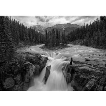 Lais Puzzle - Frau steht am Rande einer Klippe an einem wunderschönen Wasserfall in den kanadischen Rockies während eines Sommertages. Aufgenommen in Sunwapta Falls, Jasper, Alberta, Kanada in schwarz weiß - 500, 1.000 & 2.000 Teile