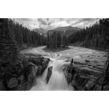Lais Puzzle - Frau steht am Rande einer Klippe an einem wunderschönen Wasserfall in den kanadischen Rockies während eines Sommertages. Aufgenommen in Sunwapta Falls, Jasper, Alberta, Kanada in schwarz weiß - 2.000 Teile