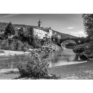 Lais Puzzle - Bunte Stadt Kanal Ob Soci in Slowenien. Kleines Dorf am Fluss Soca in schwarz weiß - 500, 1.000 & 2.000 Teile