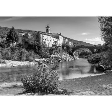 Lais Puzzle - Bunte Stadt Kanal Ob Soci in Slowenien. Kleines Dorf am Fluss Soca in schwarz weiß - 1.000 Teile