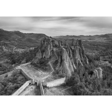 Lais Puzzle - Luftaufnahme einer wunderschönen Landschaft mit bizarren Felsformationen. Steintreppe, die zu den erstaunlichen Felsformationen und Mauern einer mittelalterlichen Festung in Belogradchik, Nordwestbulgarien, führt in schwarz weiß - 1.000...