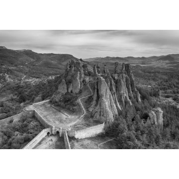 Lais Puzzle - Luftaufnahme einer wunderschönen Landschaft mit bizarren Felsformationen. Steintreppe, die zu den erstaunlichen Felsformationen und Mauern einer mittelalterlichen Festung in Belogradchik, Nordwestbulgarien, führt in schwarz weiß - 2.000...