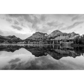 Lais Puzzle - Kanadische Rocky Mountains mit Mondspiegelung auf dem Wedge Lake am Morgen in Kananaskis Country in schwarz weiß - 2.000 Teile