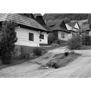 Lais Puzzle - Das Dorf Vlkolinec - berühmtes UNESCO-Erbe in der Slowakei in schwarz weiß - 500, 1.000 & 2.000 Teile