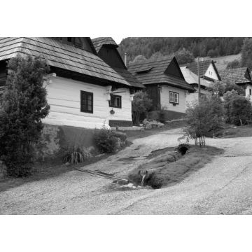 Lais Puzzle - Das Dorf Vlkolinec - berühmtes UNESCO-Erbe in der Slowakei in schwarz weiß - 1.000 Teile