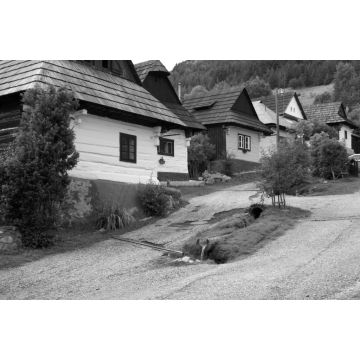 Lais Puzzle - Das Dorf Vlkolinec - berühmtes UNESCO-Erbe in der Slowakei in schwarz weiß - 2.000 Teile