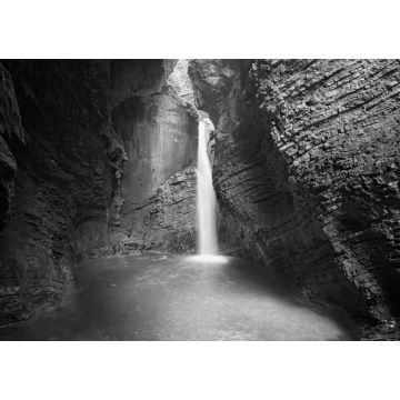 Lais Puzzle - Mystischer Blick auf das felsige Amphitheater mit einem grünen Becken und einem weißen Wasserstrahl. 15 Meter hoher Kozjak-Wasserfall (Slap Kozjak). Geschützter Naturschatz. Nationalpark Triglav, Slowenien in schwarz weiß - 1.000 Teile