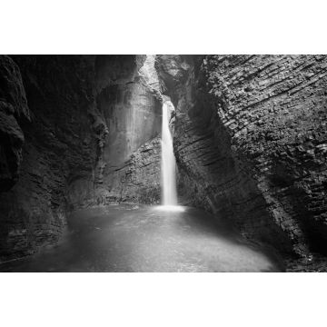 Lais Puzzle - Mystischer Blick auf das felsige Amphitheater mit einem grünen Becken und einem weißen Wasserstrahl. 15 Meter hoher Kozjak-Wasserfall (Slap Kozjak). Geschützter Naturschatz. Nationalpark Triglav, Slowenien in schwarz weiß - 2.000 Teile