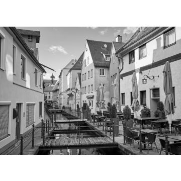 Lais Puzzle - Alte Straße mit Wasserkanal und Restaurant in Memmingen in schwarz weiß - 500, 1.000 & 2.000 Teile