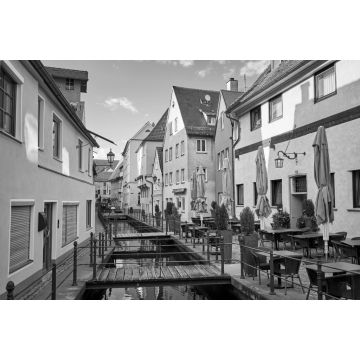 Lais Puzzle - Alte Straße mit Wasserkanal und Restaurant in Memmingen in schwarz weiß - 2.000 Teile