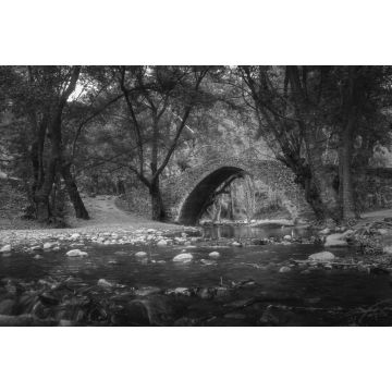 Lais Puzzle - Venezianische Brücke auf Zypern im Troodos-Gebirge. Schöne Herbstlandschaft mit Fluss, Bäumen und antiker Brücke. Mittelalterliche Architektur in schwarz weiß - 2.000 Teile