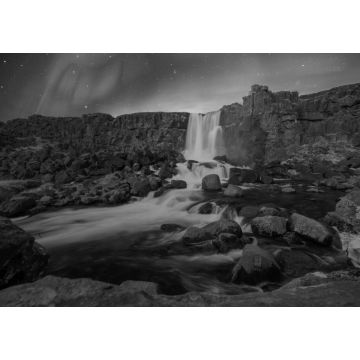 Lais Puzzle - Nordlichter/Aurora Borealis tanzen nachts über dem berühmten Oxarafoss-Wasserfall im Thingvellir-Nationalpark in Reykjavik in schwarz weiß - 1.000 Teile