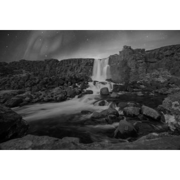 Lais Puzzle - Nordlichter/Aurora Borealis tanzen nachts über dem berühmten Oxarafoss-Wasserfall im Thingvellir-Nationalpark in Reykjavik in schwarz weiß - 2.000 Teile