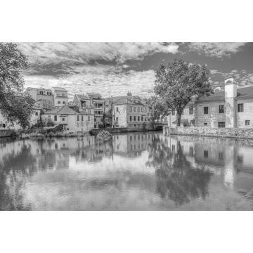 Lais Puzzle - Alte Gebäude in Viseu, die sich in einem örtlichen Bach spiegeln, Portugal in schwarz weiß - 2.000 Teile