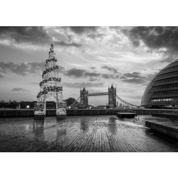 Lais Puzzle - Die Tower Bridge in London, Großbritannien, im Winter bei Sonnenaufgang mit einem festlich geschmückten Weihnachtsbaum davor in schwarz weiß - 500, 1.000 & 2.000 Teile