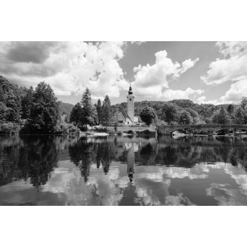 Lais Puzzle - Landschaft und Kirche des Heiligen Johannes des Täufers am Bohinjer See in Slowenien. Natur in Slovenija in schwarz weiß - 2.000 Teile