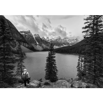 Lais Puzzle - Reisende stehen am Moraine Lake mit den kanadischen Rockies im Banff National Park in schwarz weiß - 500, 1.000 & 2.000 Teile