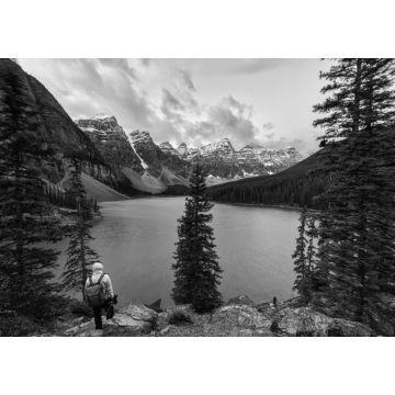 Lais Puzzle - Reisende stehen am Moraine Lake mit den kanadischen Rockies im Banff National Park in schwarz weiß - 1.000 Teile