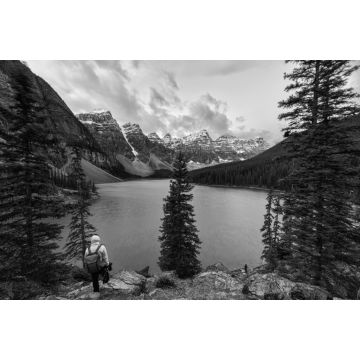 Lais Puzzle - Reisende stehen am Moraine Lake mit den kanadischen Rockies im Banff National Park in schwarz weiß - 2.000 Teile