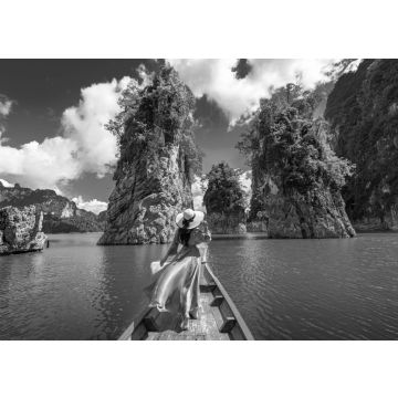 Lais Puzzle - Asiatische Frau posiert auf einem Boot im Ratchaprapha-Damm im Khao-Sok-Nationalpark in Suratthani, Thailand in schwarz weiß - 500, 1.000 & 2.000 Teile