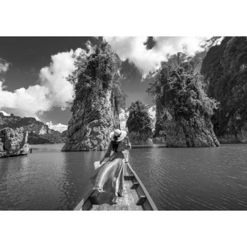 Lais Puzzle - Asiatische Frau posiert auf einem Boot im Ratchaprapha-Damm im Khao-Sok-Nationalpark in Suratthani, Thailand in schwarz weiß - 1.000 Teile