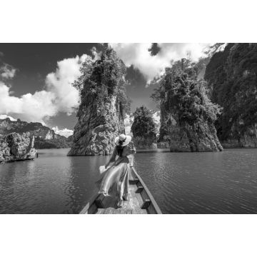 Lais Puzzle - Asiatische Frau posiert auf einem Boot im Ratchaprapha-Damm im Khao-Sok-Nationalpark in Suratthani, Thailand in schwarz weiß - 2.000 Teile