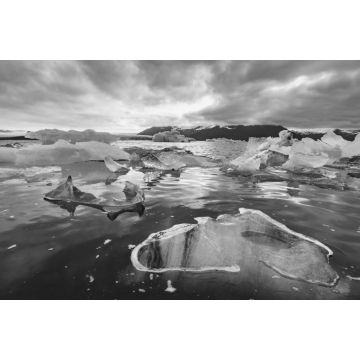 Lais Puzzle - Eisberge in der Gletscherlagune Jokulsarlon. Vatnajokull-Nationalpark, Südost-Island, Europa. Landschaftsfotografie in schwarz weiß - 2.000 Teile